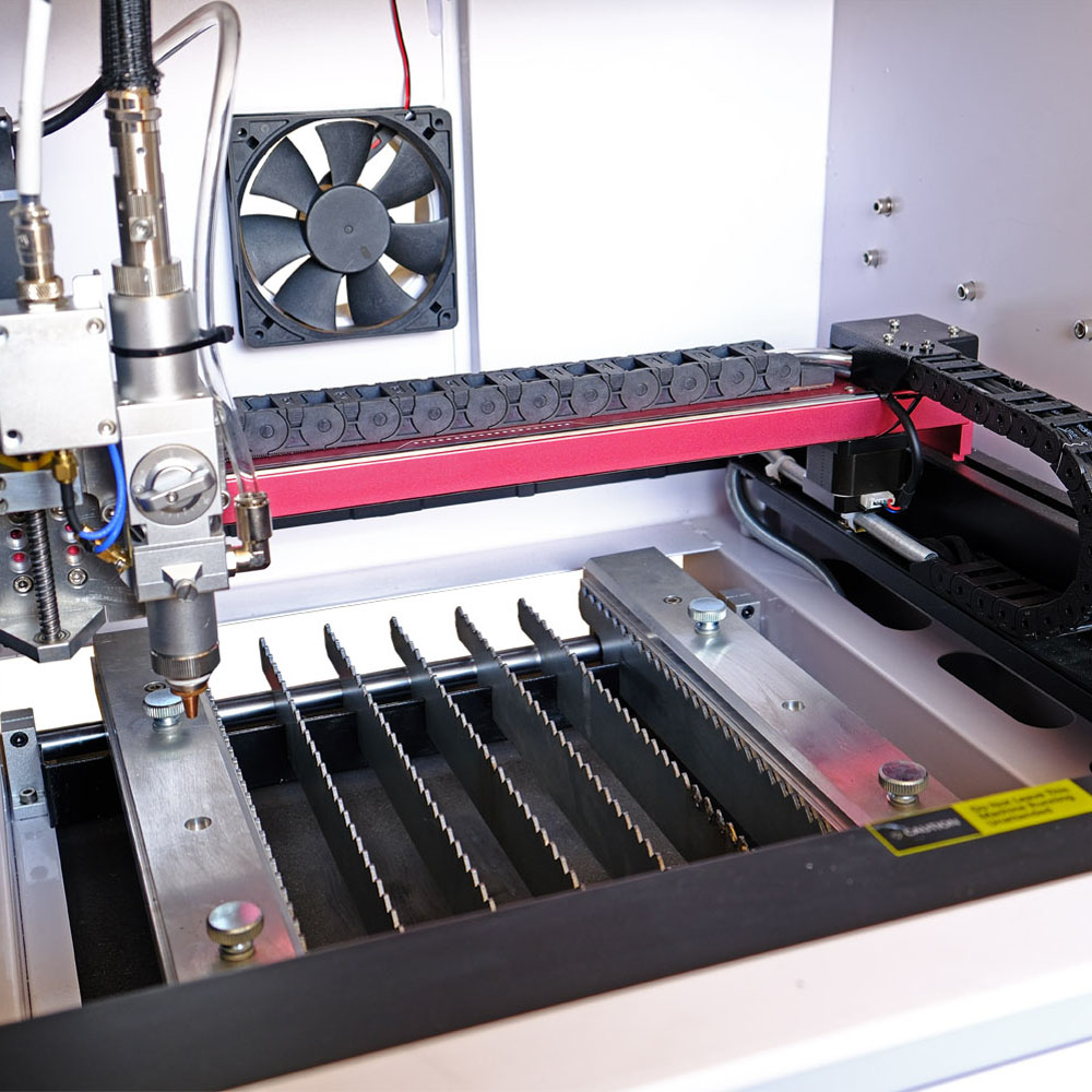 Werkbank met snijlatten 300 op 280 mm van de FIBER snijmachine
