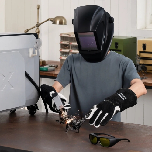 Voorbeeld van werken met de xTool Selected-lashelm en het MetalFab-systeem